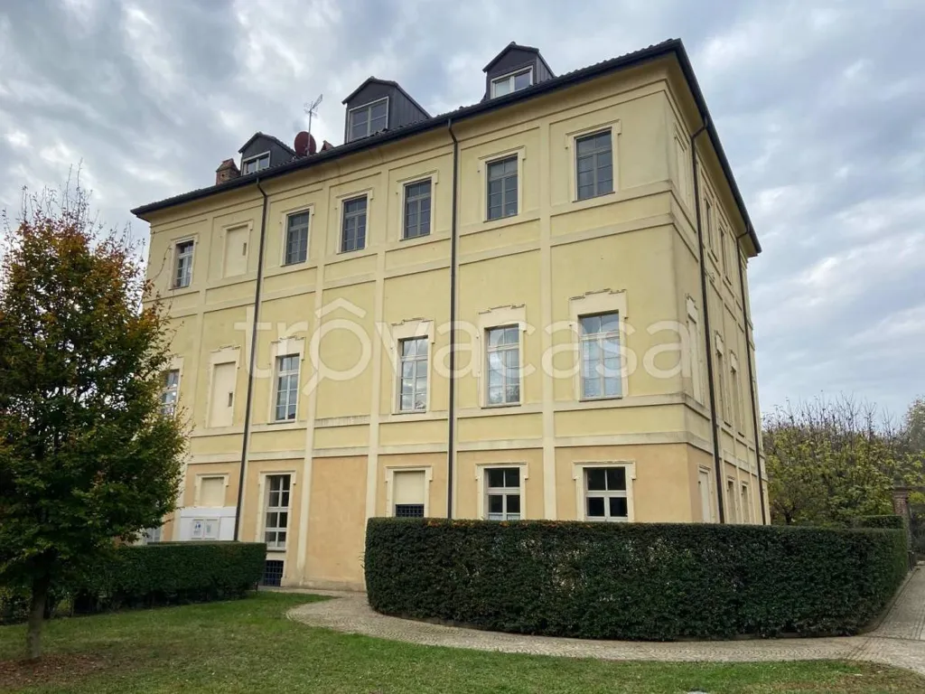 Exterior - Rustic Villa-Style Apartment with Garden in Moncalieri