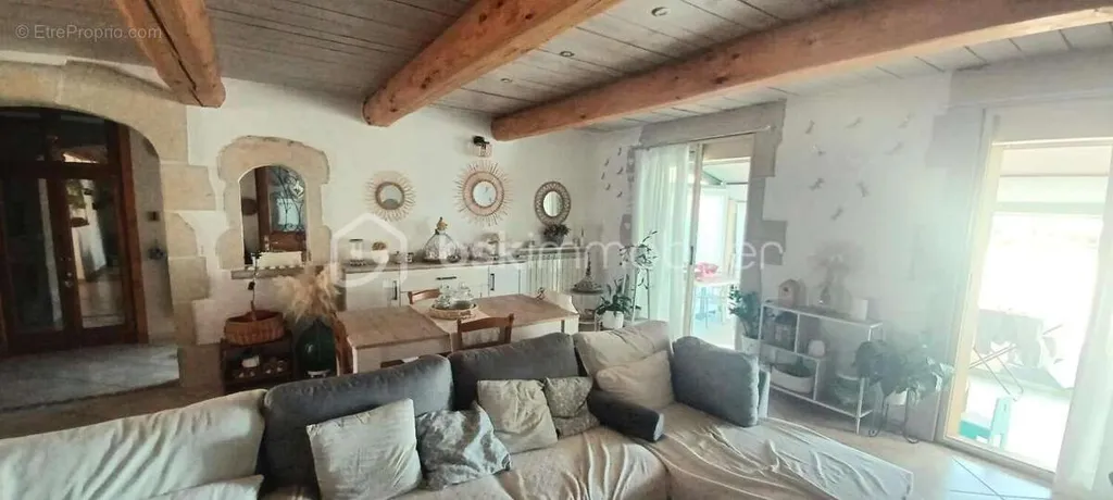Séjour - Villa Traditionnelle avec Studio et Piscine à Vendre