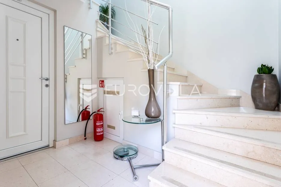Esik - Villa with Sea View in Podstrana, Split