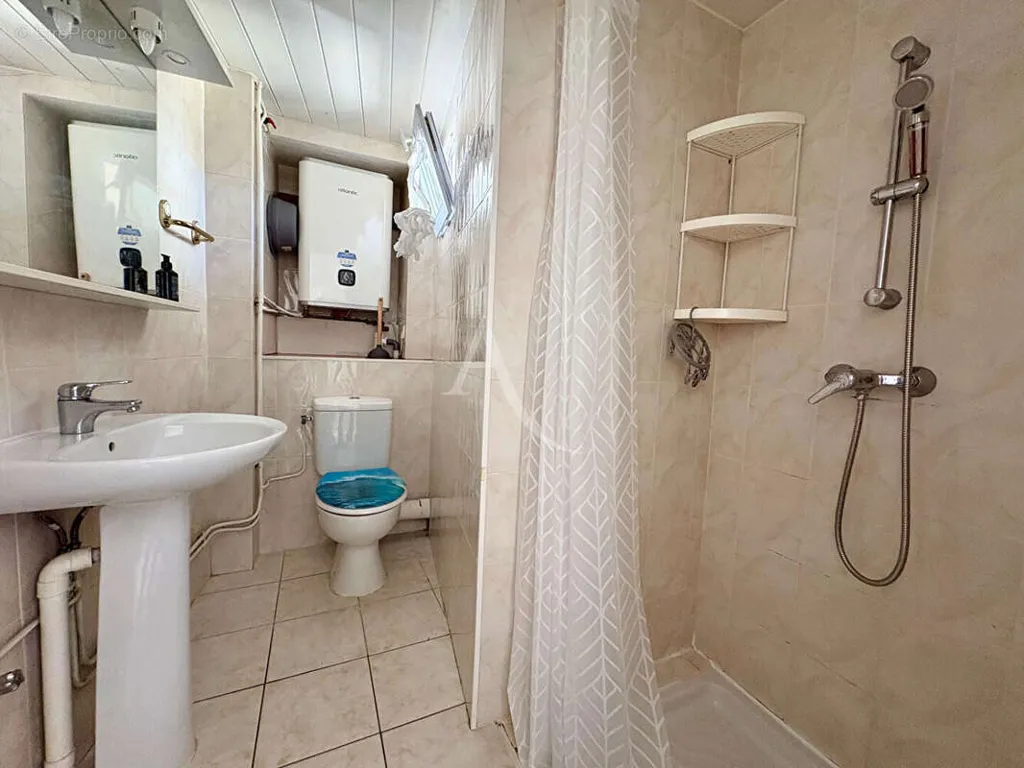 Salles de bain - Studio Calme avec Cour à Orsay
