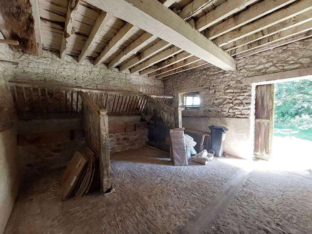 Pièces - Deux Bâtisses en Pierre à Rénover près d'Argentré du Plessis