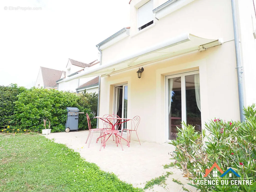 Terrass - Mixed-Use Property with Garden in Guitrancourt