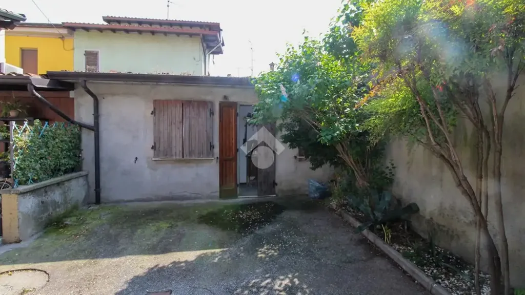 Aed - Rustic Property with Courtyard in Ghedi
