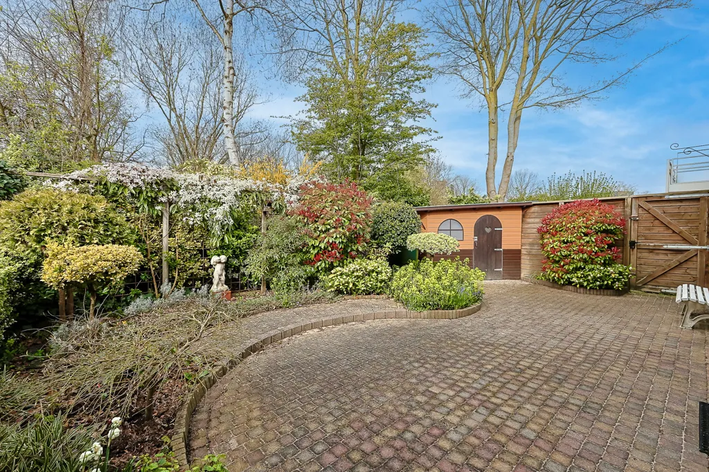 Aed - Playfully Designed Corner Home with Patio in Leiderdorp