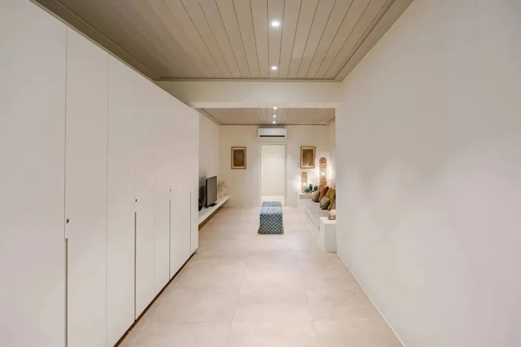 Entrée - Contemporary Cycladic House with Pool in Paros