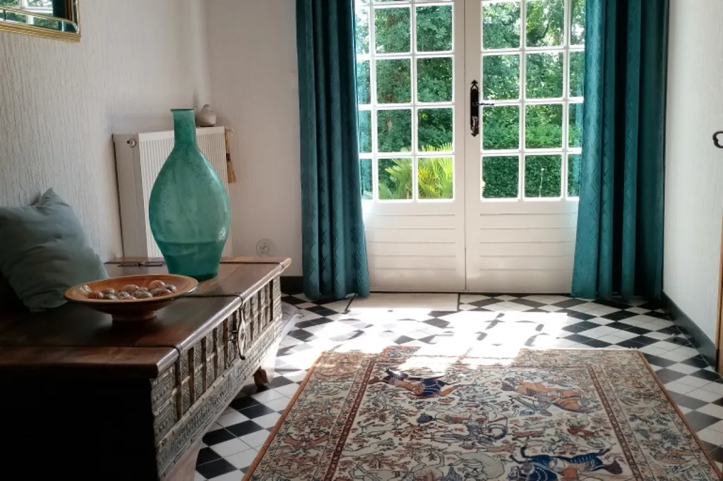 Séjour - Maison Contemporaine avec Piscine à Médis