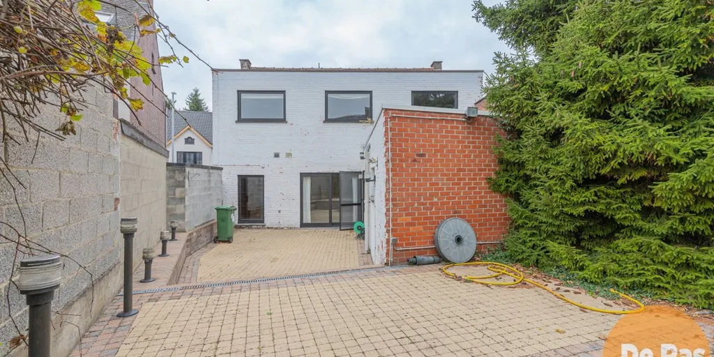 Jardin - Propriété Mixte avec Garage Spacieux à Mere