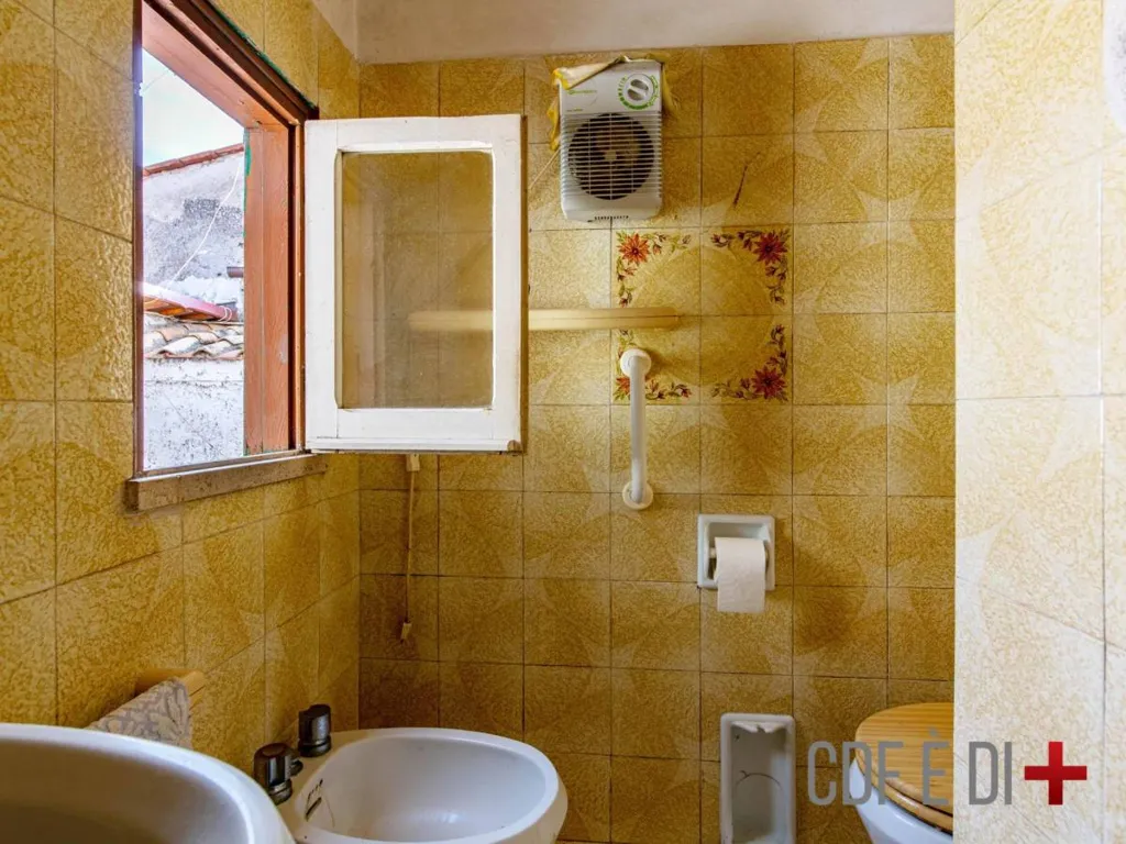 Salles de bain - Characterful Apartment with Balcony in Monte Santa Maria