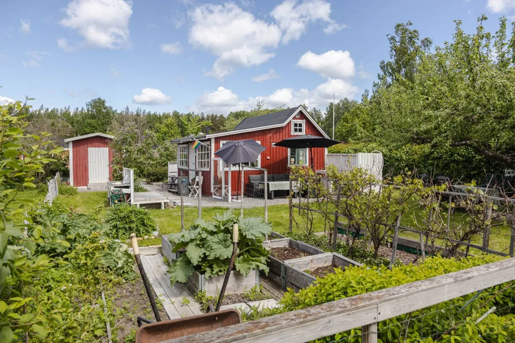 Aed - Cottage with Garden on Corner Plot in Allmänning