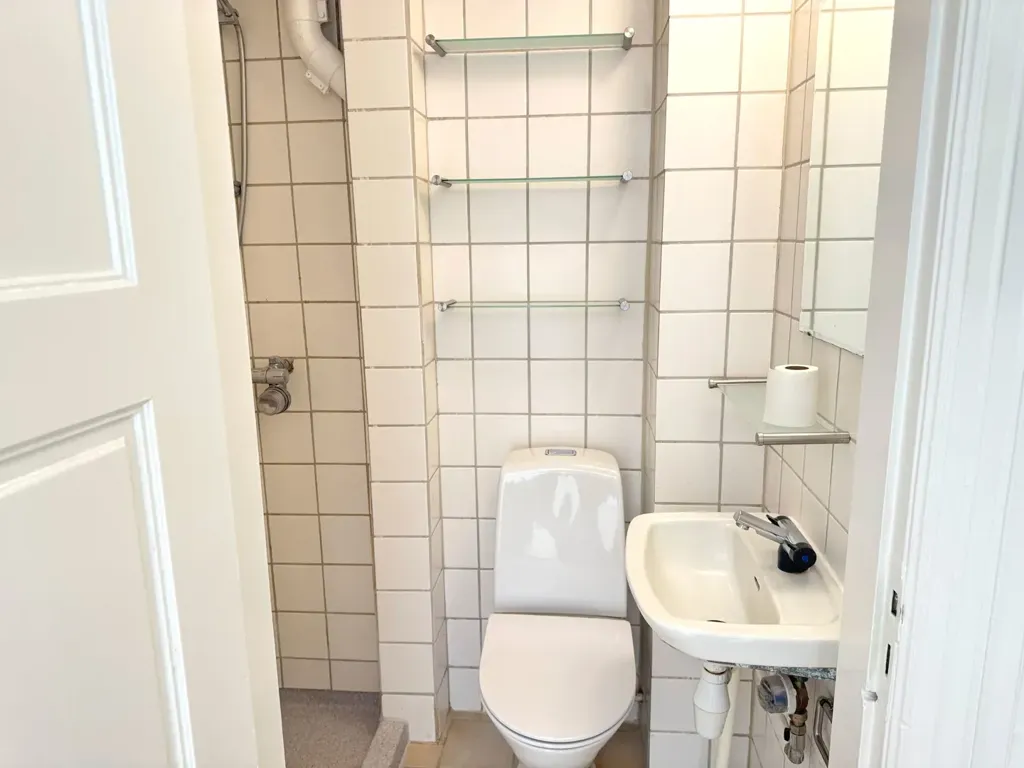 Bathrooms - 2-Bedroom Apartment with High Ceilings in Aalborg