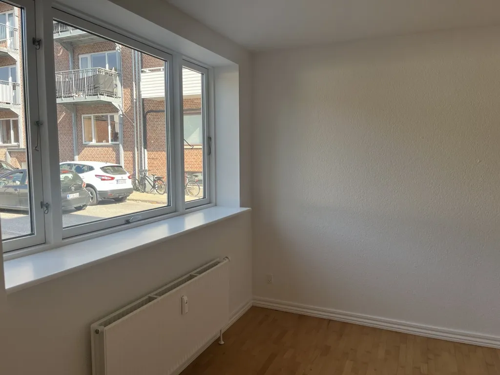 Rooms - 2-Bedroom Flat with Free Parking in Hobrovej