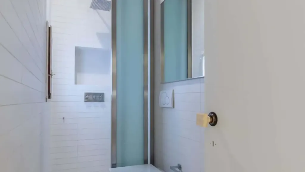 Bathrooms - Renaissance-Style Apartment with Terrace in Florence