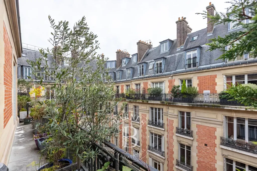 Balcon - Appartement Haussmannien avec Balcon Filant à Paris 8ème