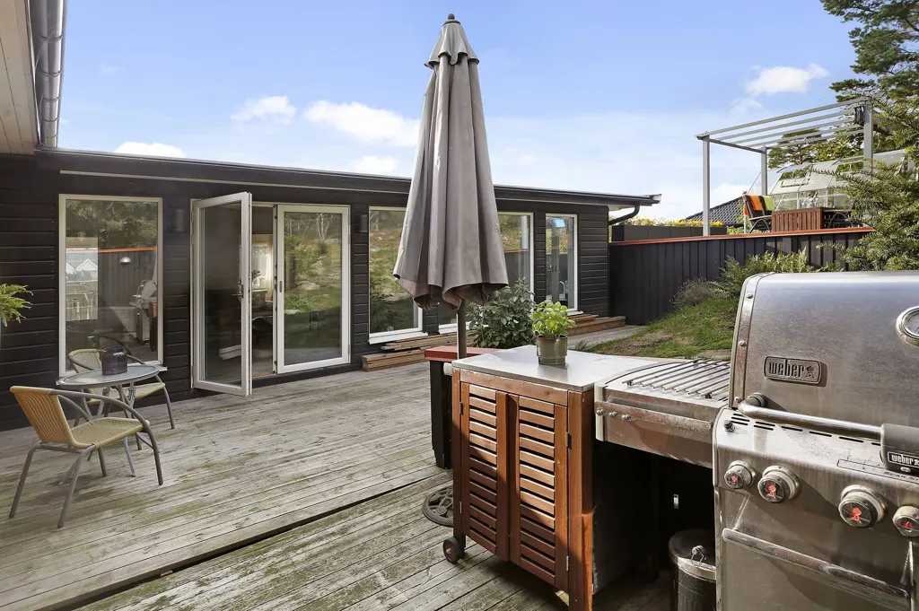 Terrasse - Two-Storey Villa with Pool in Upplands Väsby
