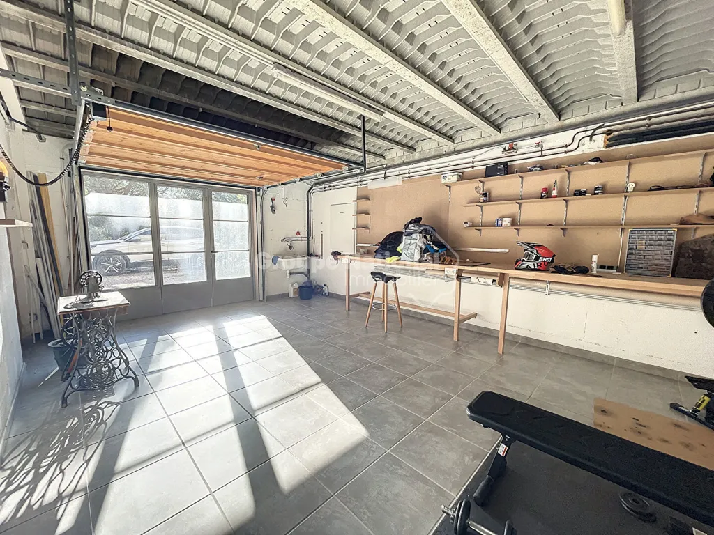 Garage - Architectural House with Pool in Rochegude