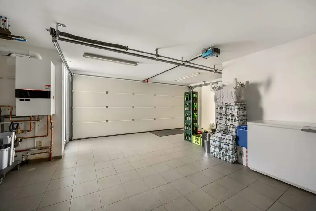 Garage - Villa Luxueuse avec Piscine Intérieure à Lanaken