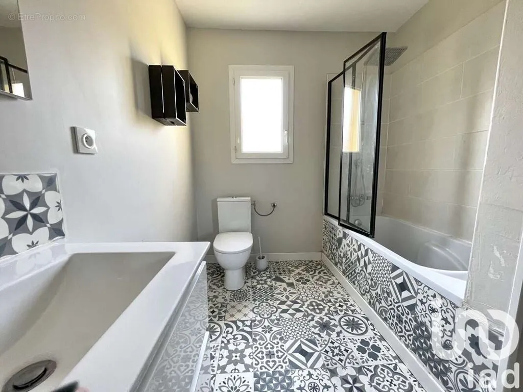 Salles de bain - Villa avec Piscine et Jardin à Mirepeisset
