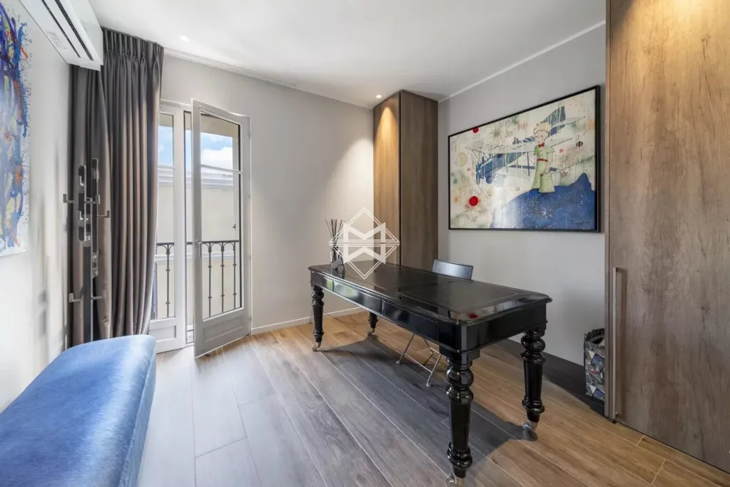 Office - Renovated Penthouse with Panoramic View in Cannes