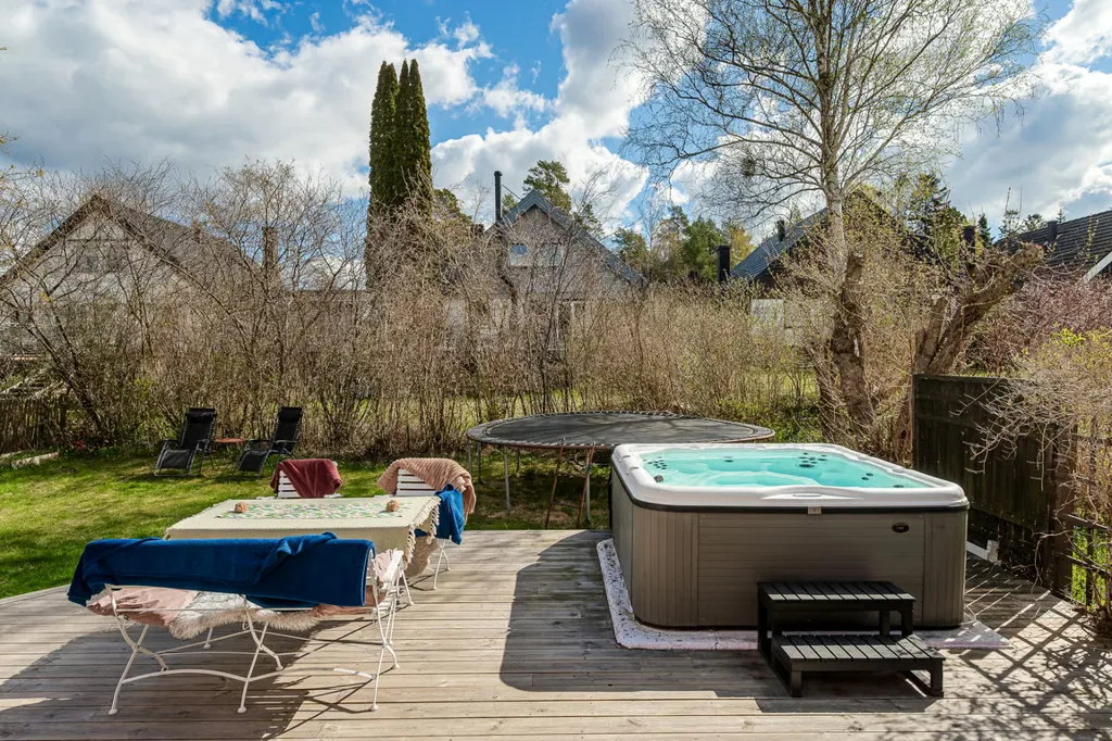 Terrace - 1½-Storey Villa with Spa Deck in Quiet Suburb