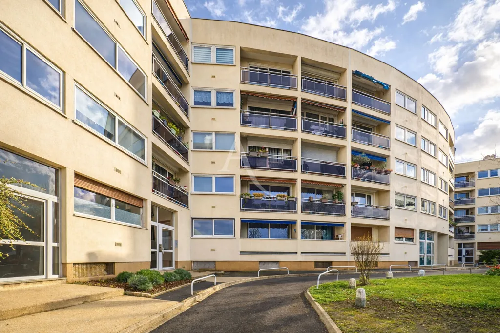 Välivaade - Apartment with Balcony in Créteil