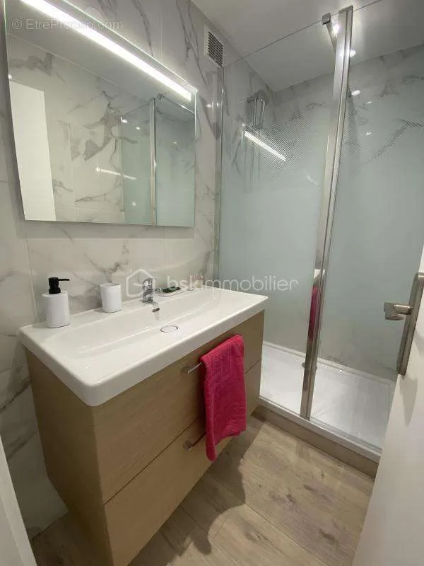 Bathrooms - City Centre 3-Piece with Terrace and Lift