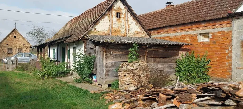 Välivaade - Dilapidated House with Courtyard in Kaniža