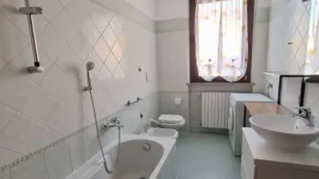 Bathrooms - Furnished Flat with Kitchen in Bregnano