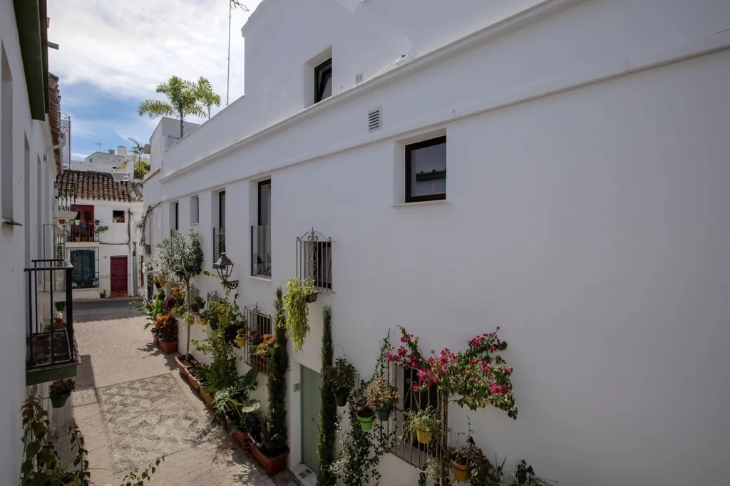 Aed - Townhouse with Terraces in Estepona Centre