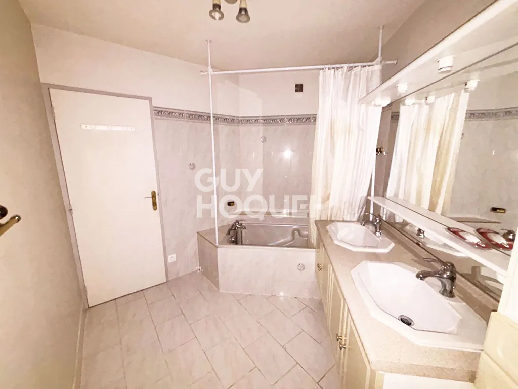 Salles de bain - Appartement Lumineux avec Parking à Tours