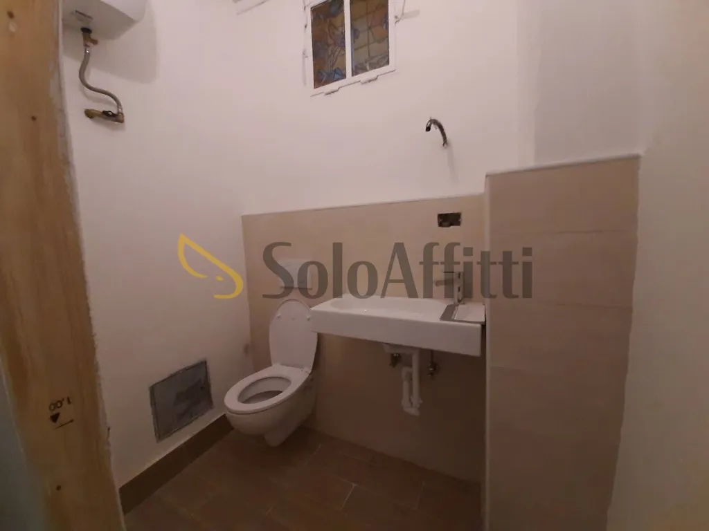 Salles de bain - Commercial Space with Street Frontage in Florence