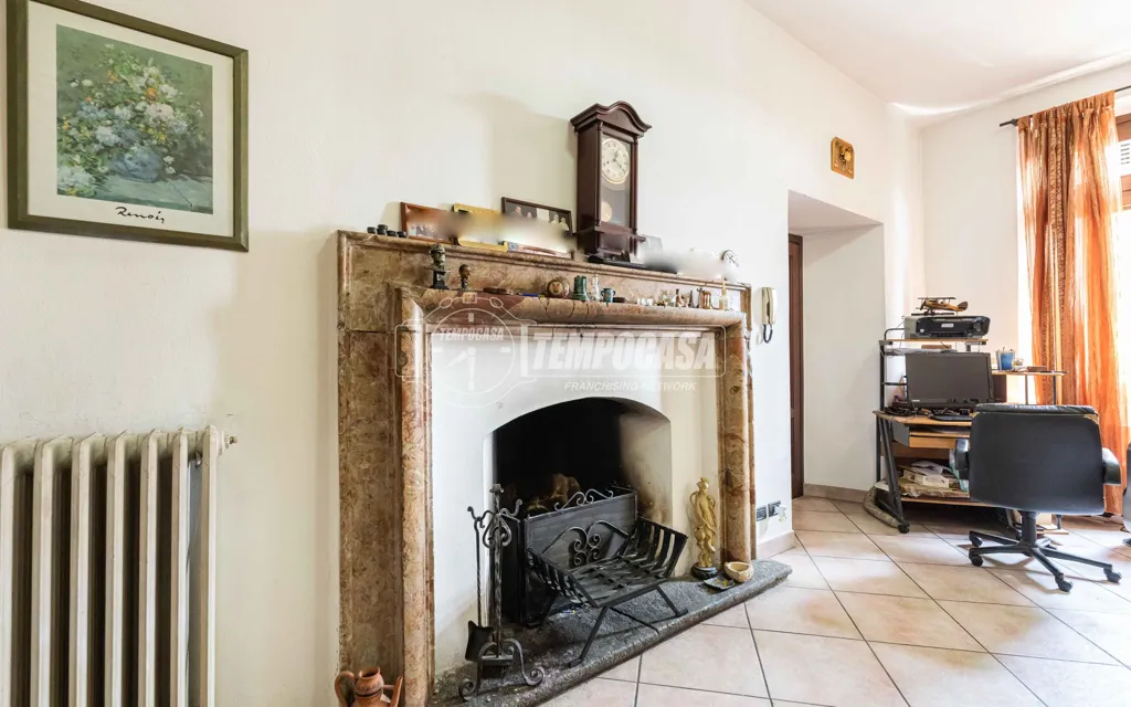 Soggiorno - Bright Trilocale with Loggia in Bosisio Parini