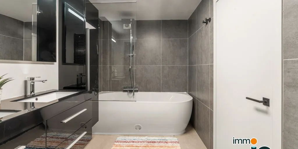 Salles de bain - Maison avec Grand Jardin à Bredene, Proche de la Mer