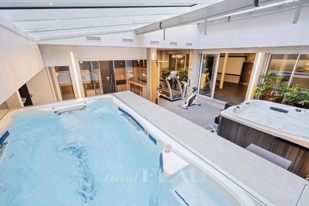 Bassein - Luxury 10-Room House with Pool in Paris 20ème