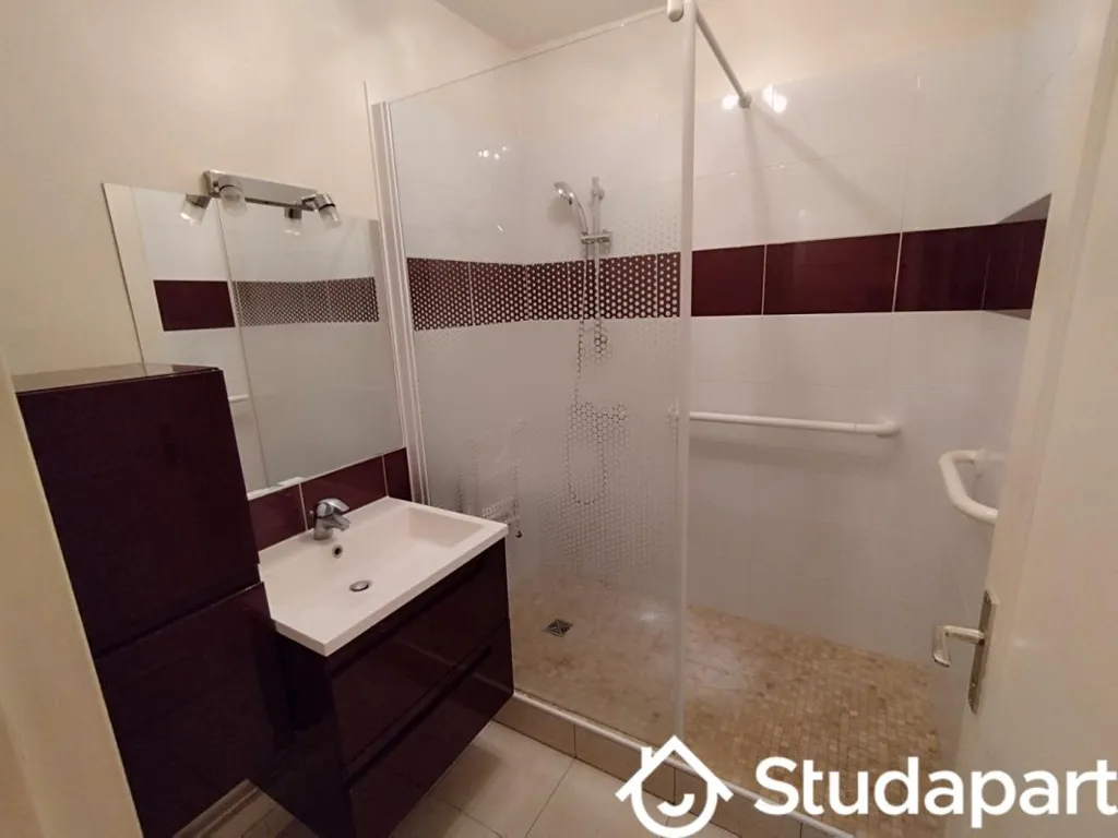 Bathrooms - Shared Flat with Terrace in Central Location