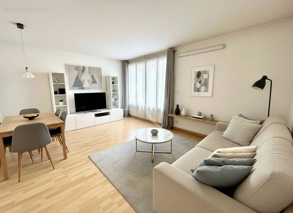 Elutuba - 3-Bedroom Garden-Level Flat in Lognes