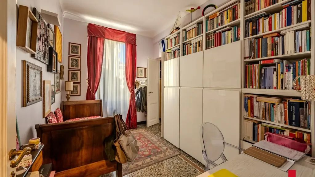 Bureau - Charming Apartment with City View in Genoa