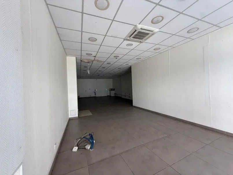 Rooms - Commercial Space with Climatisation in Laon