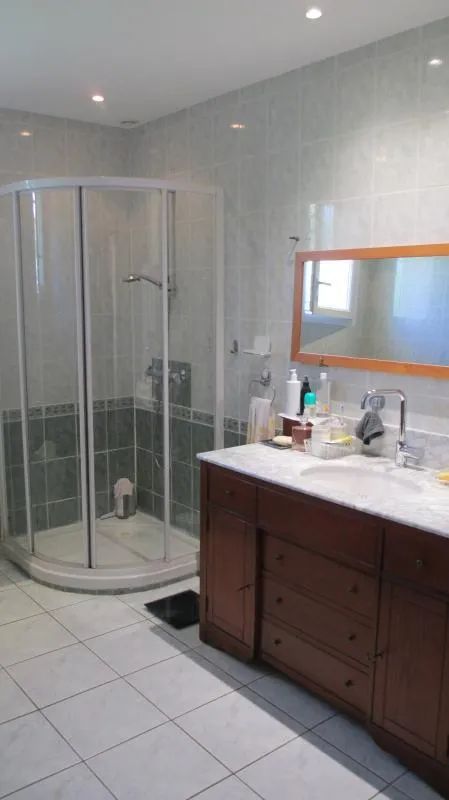 Salles de bain - Villa de Plain-Pied avec Garage à Auterive