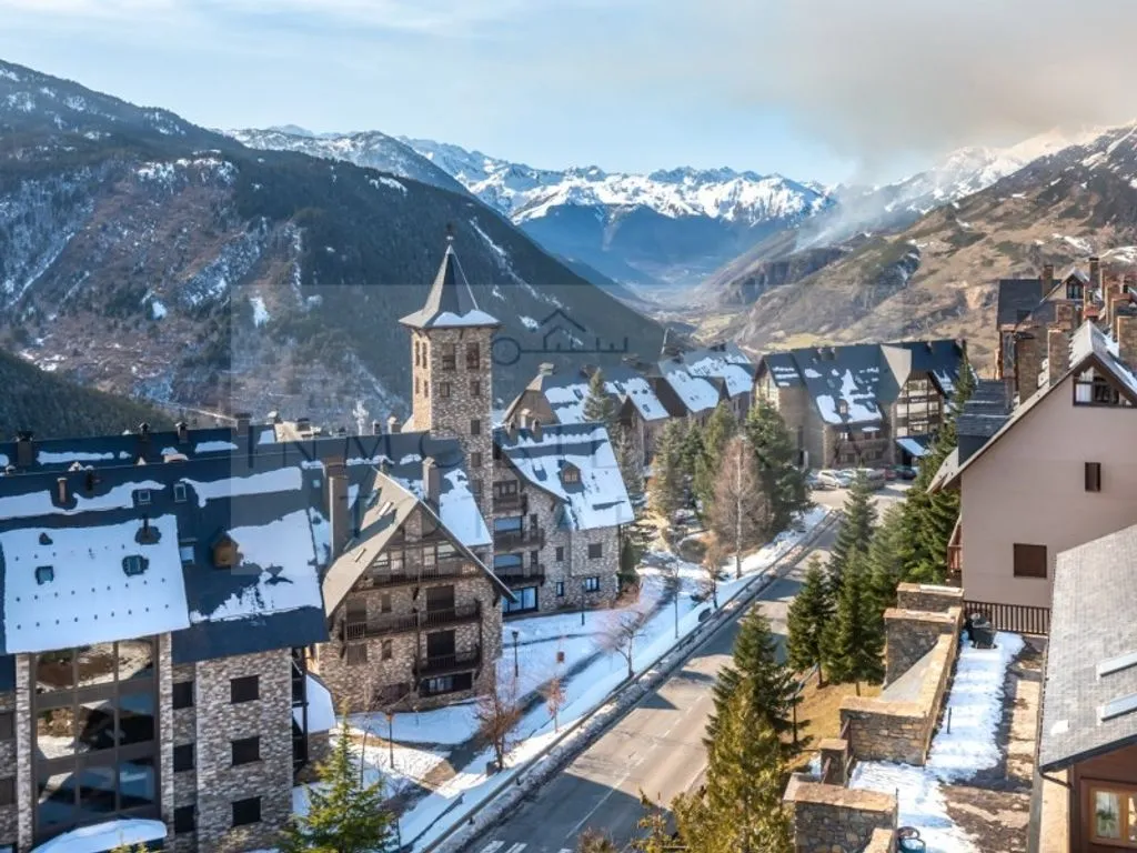 Luxury Duplex with Ski Access in Tanau