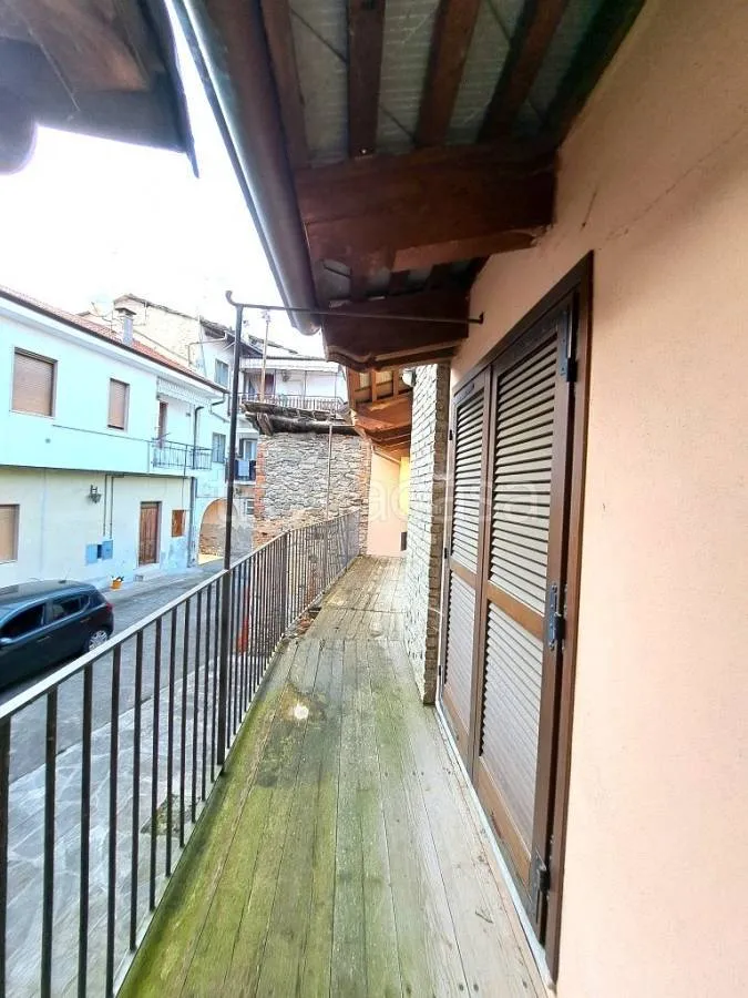 Balcony - Two-Level House with Balcony in Paesana