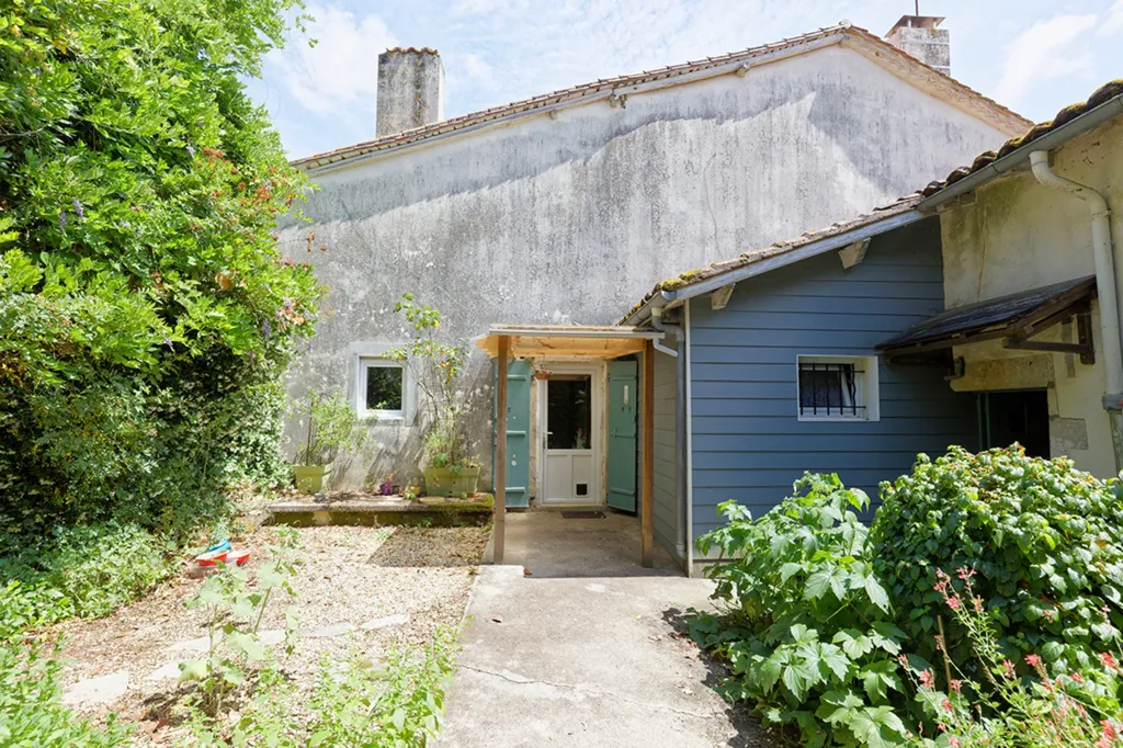 Exterior - Village House with Courtyard in Varaignes