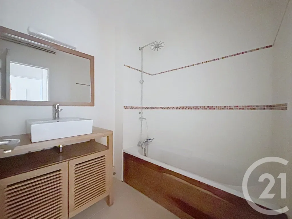 Bathrooms - 3-Piece Flat with Balcony in Gradignan
