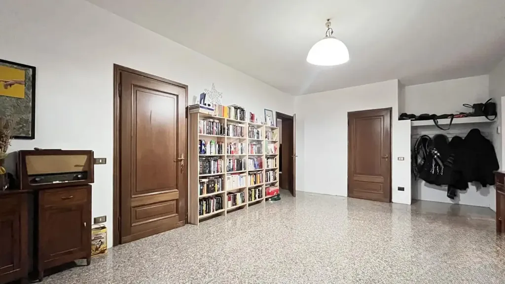 Bureau - Independent House with Garden in Zevio Centre