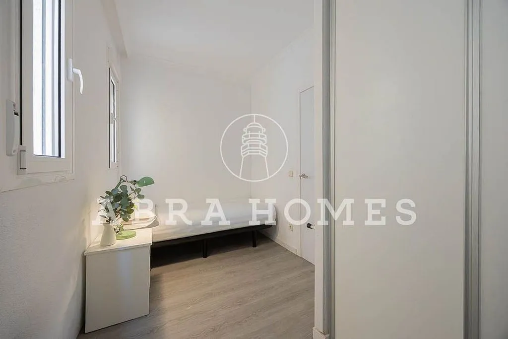 Esik - Ample Light Flat with Balcony in Recoletos
