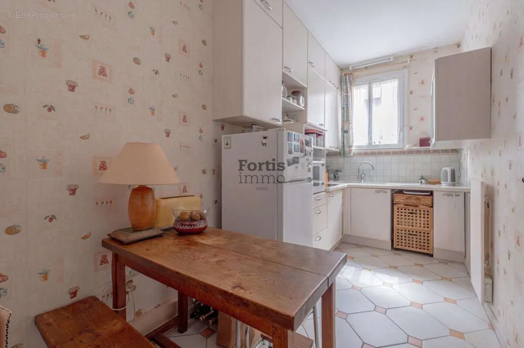 3-toaline maja asukohas Paris-13e