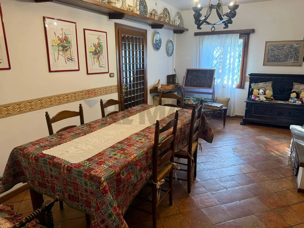 Dining Room - Villa with 1,200m² Garden in Adria