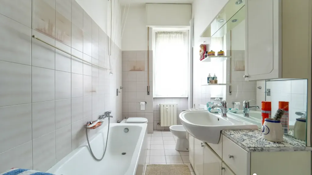 Salles de bain - Spacious 2-Bedroom Apartment in Casalmaiocco
