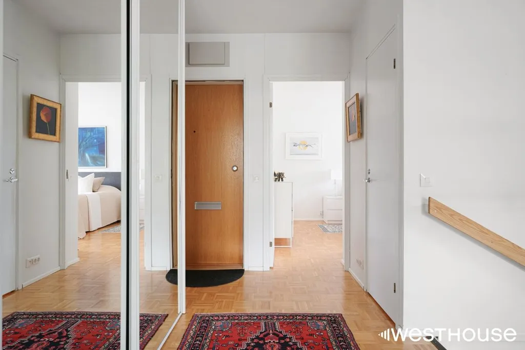 Hallway - Two-Storey Apartment with Balcony in Westend