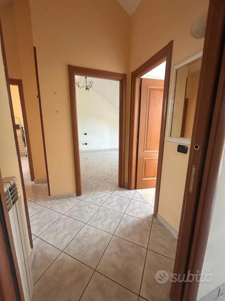 Entrée - Mansard Apartment with Double Exposure in Giugliano