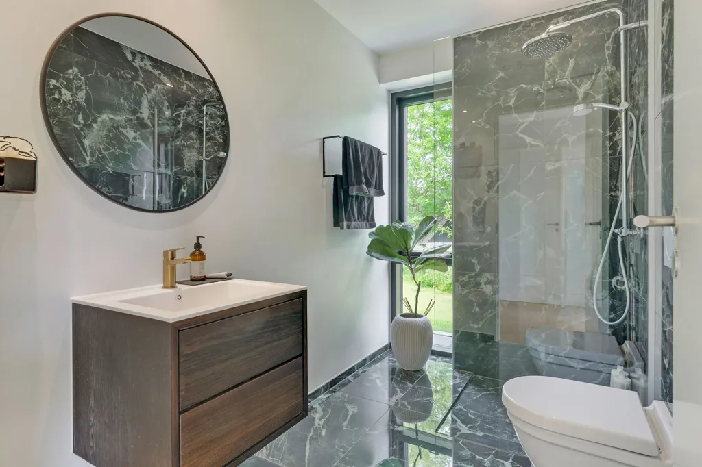 Salles de bain - Maison 5 pièces à Glamsbjerg